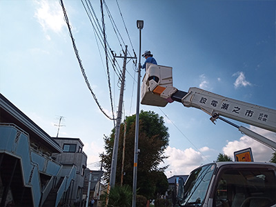 道路照明灯施工状況